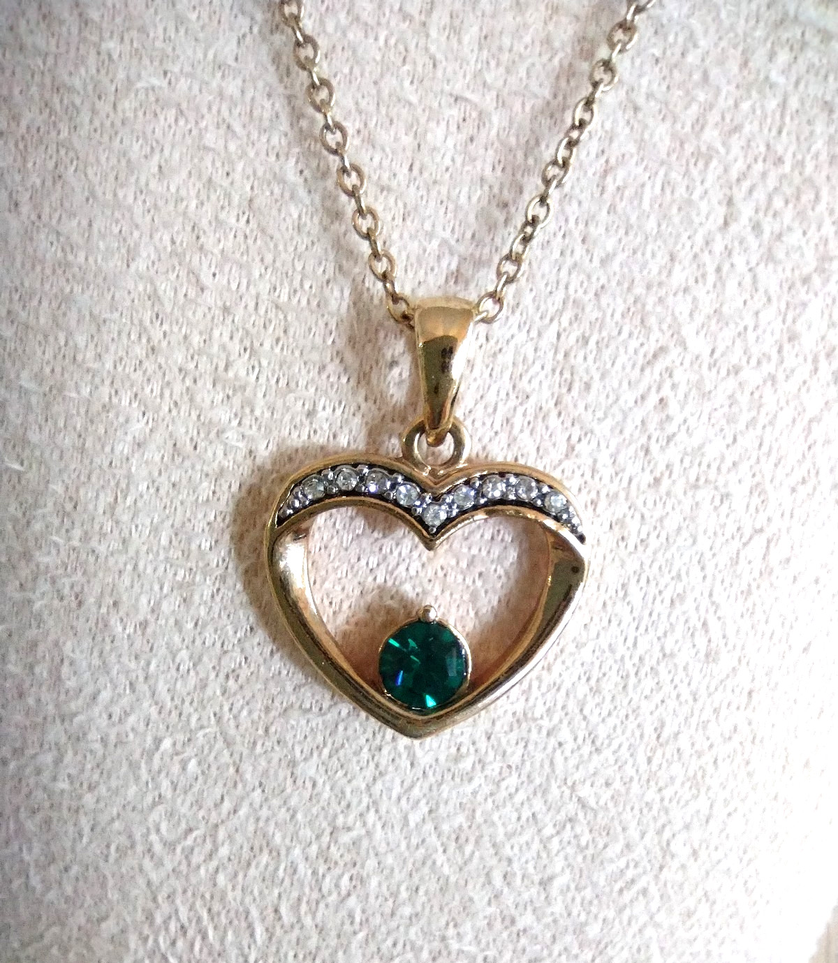 Vintage Emerald Crystal Heart Necklace Gold Tone Diamond Cut Chain 18″