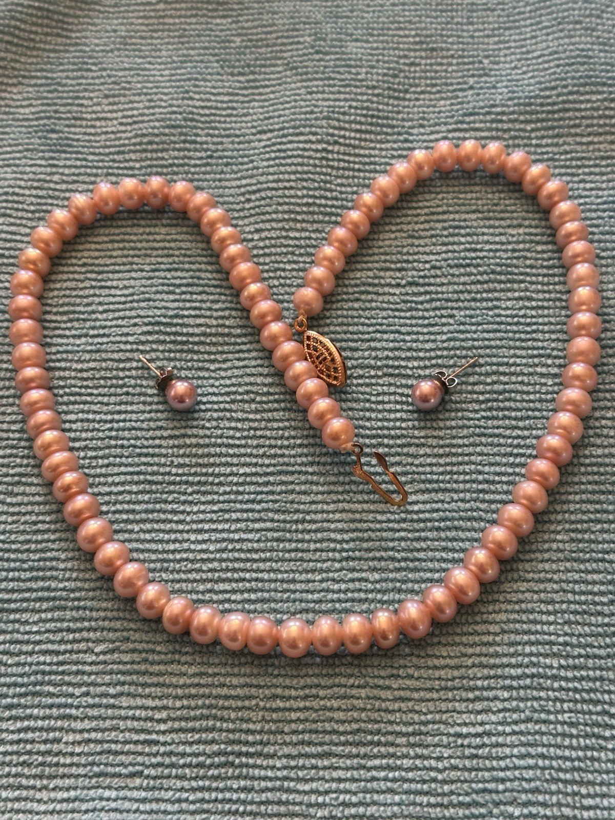 VTG 18” Cultured Pink Pearl Necklace W/Fish Hook Clasp & Matching Post Earrings