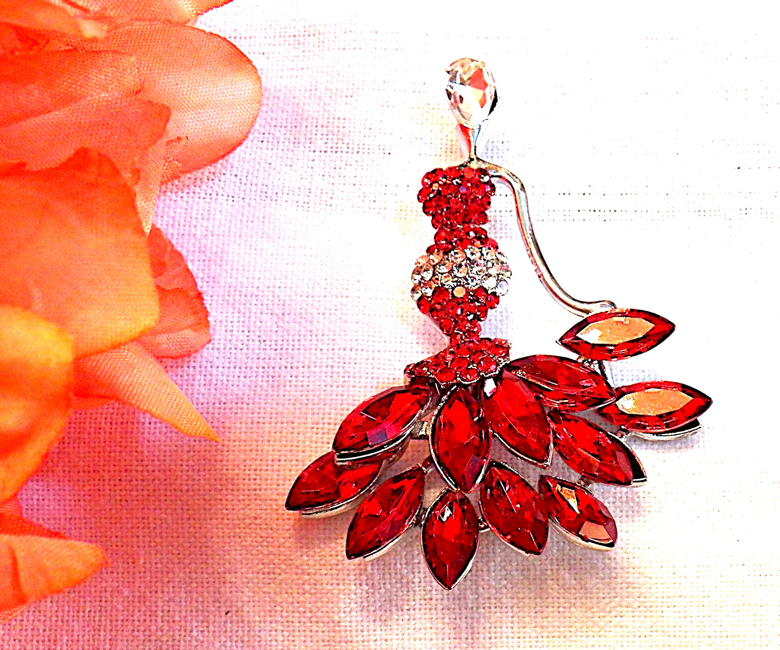 CLASSIC BROOCH PIN ELEGANT WOMAN FASHION RED DRESS RED RHINESTONES/COSTUME S K14