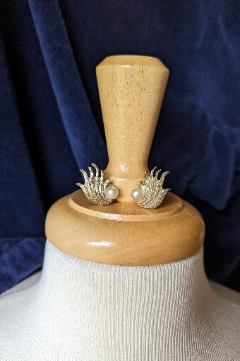 Vintage Classic KRAMER Faux Pearl Gold Tone Swirl Spray 1″ Clip Earrings