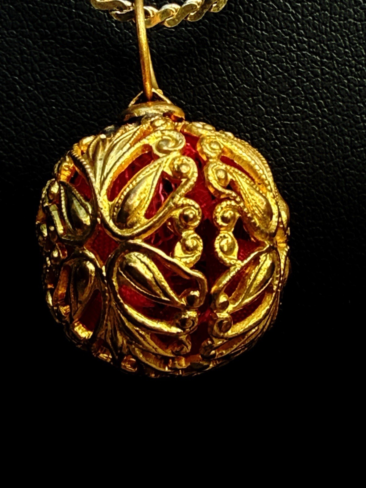 Vintage CITATION signed gold fillagree caged ribbon ornament pendant necklace