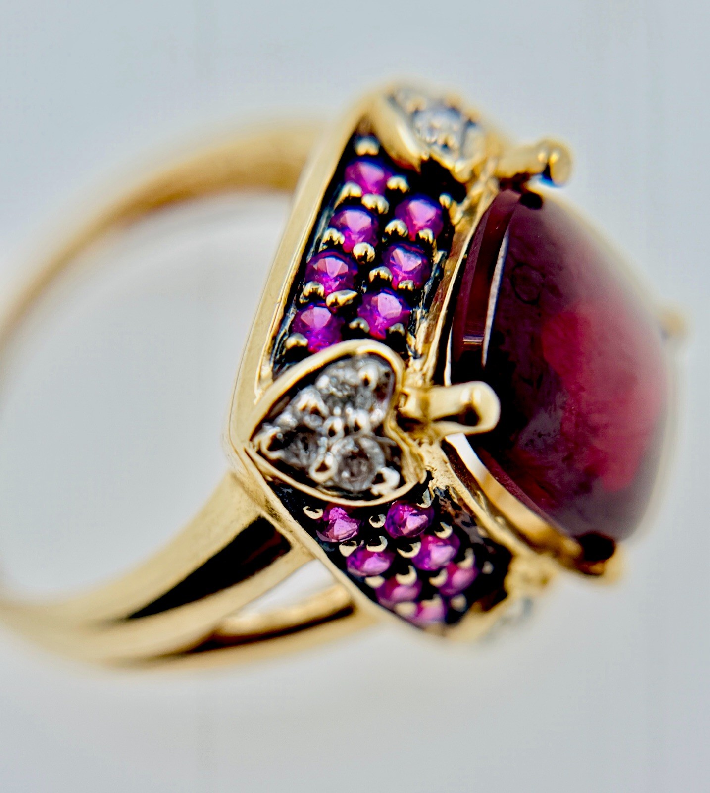 14K Gold gorgeous Garnet,Safire & Diamonds Ring MEDA size 6.25, 5g approximately