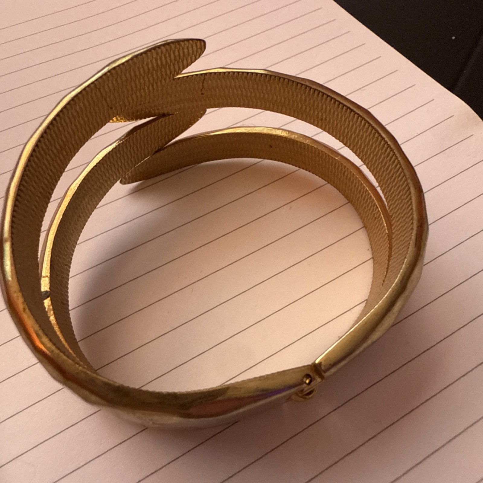 Vintage Textured Spring Snap Gold Tone Metal Contemporary Bracelet 1.4” Width