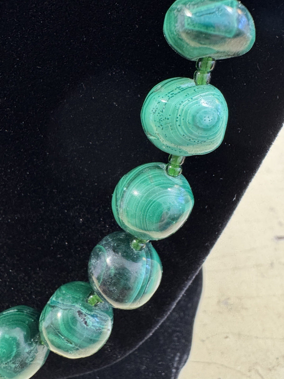 BEAUTIFUL VINTAGE GRADUATING IN SIZE MALACHITE BEADED NECKLACE 22″ INCHES