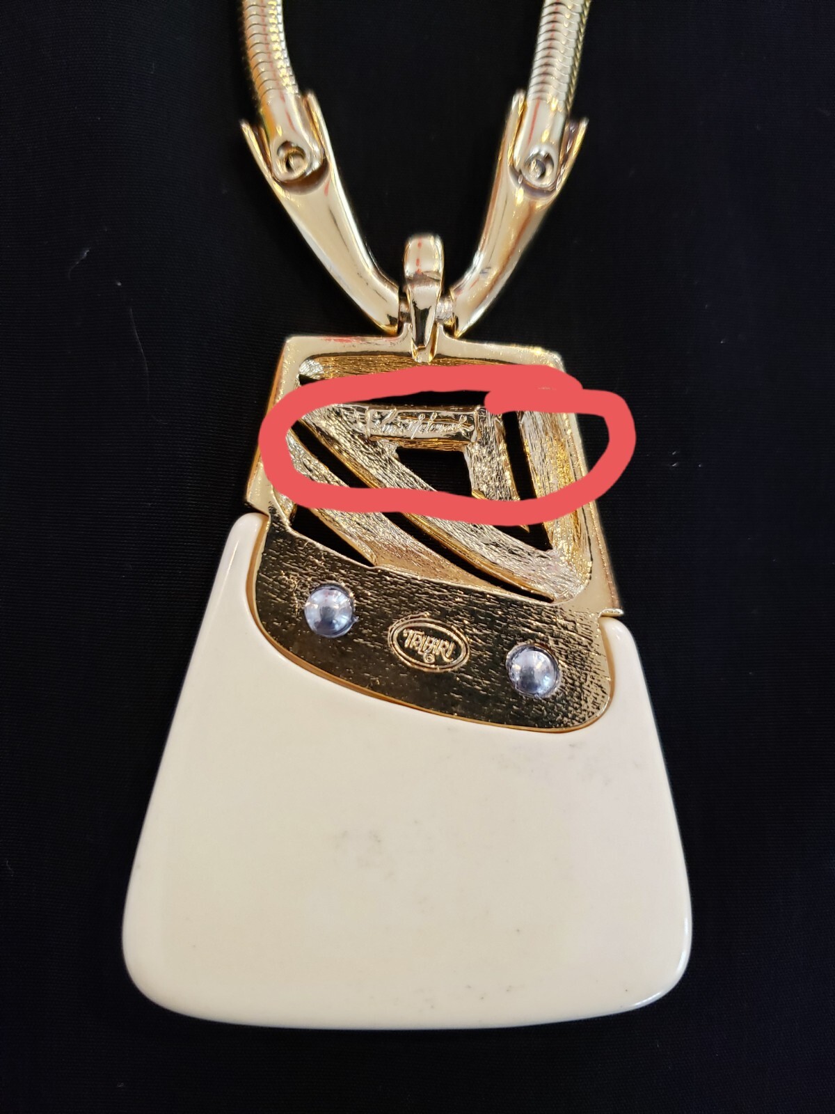 Vintage Gold Tone TRIFARI Kunio Matsumoto Ivory Lucite Pendant Necklace