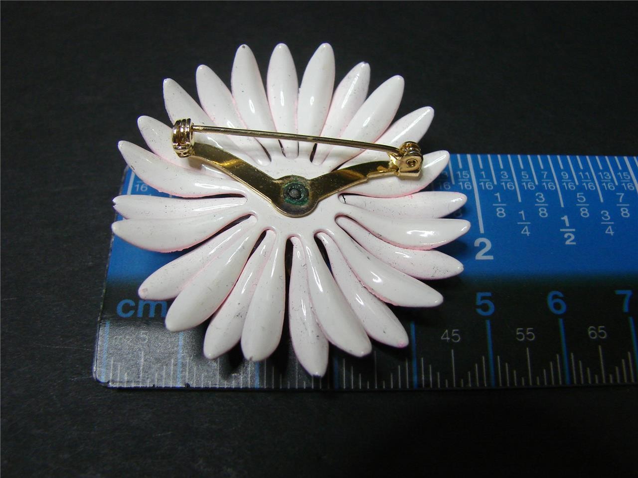 Vintage Retro Mod 60’s Pink & Yellow Enamel Metal Daisy Flower Pin Brooch