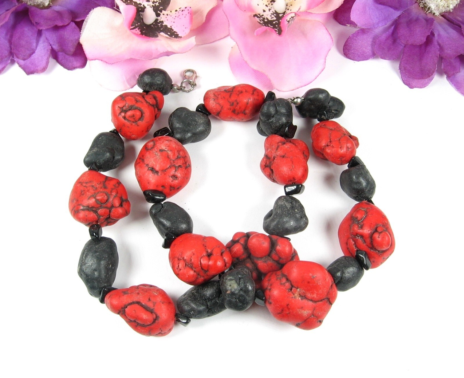 RED Veined and BLACK STONE BEADED NECKLACE Vintage Bulge Beads HEAVY 20″