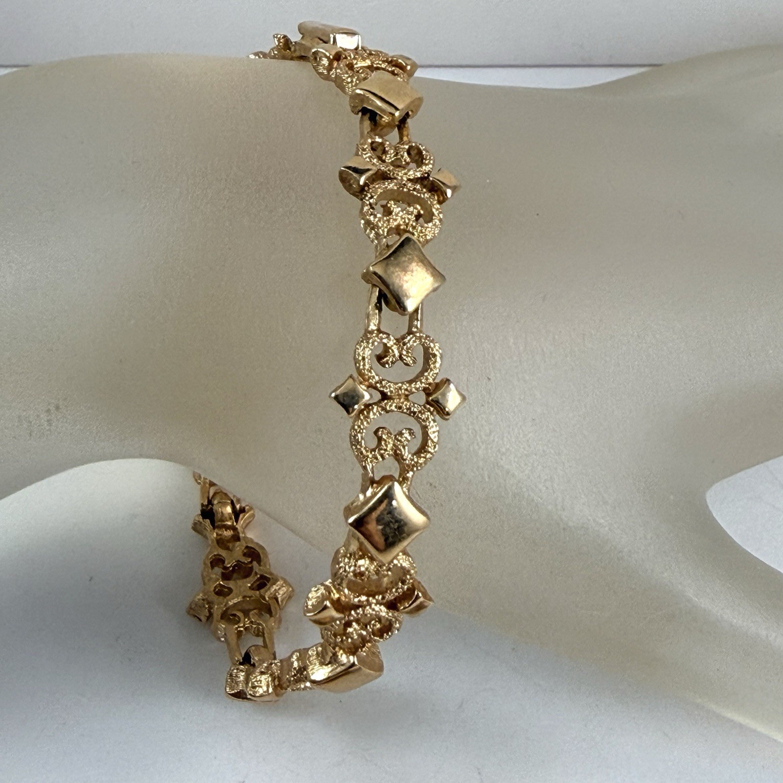 Vintage AVON 1971 Precious Pretenders Clip on Earrings & Bracelet 7.25″