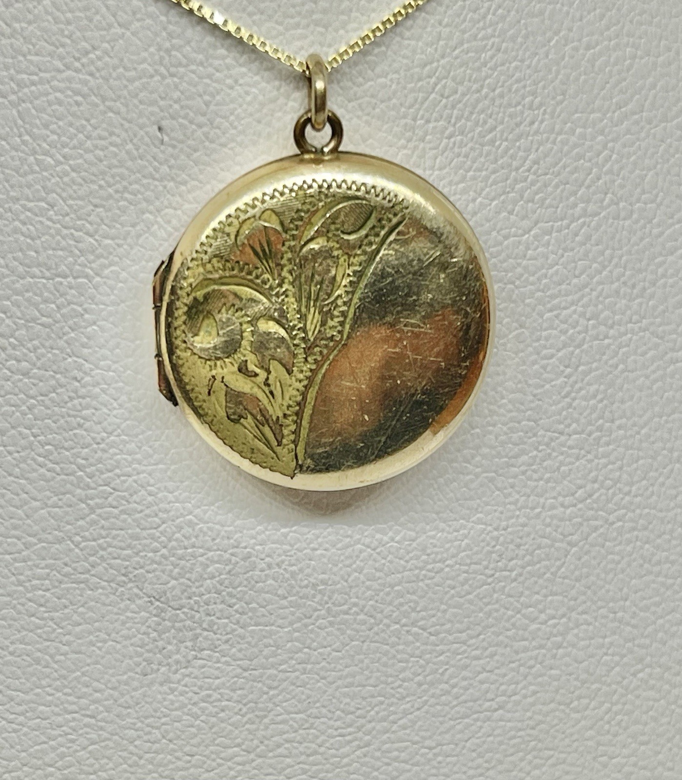 Art Deco Rolled Gold Heart Round Locket Engraved Leaf Fronds Design Pendant