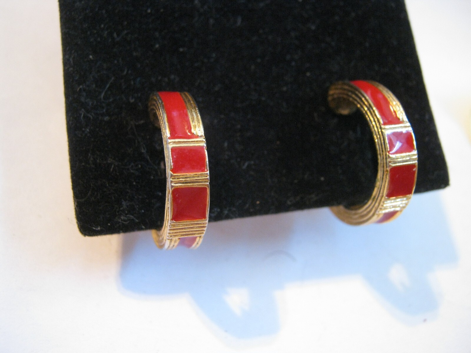 ORENA Paris (1977-2005) Golden Textured Figure 8 Knot 1″ Clip-On Earrings