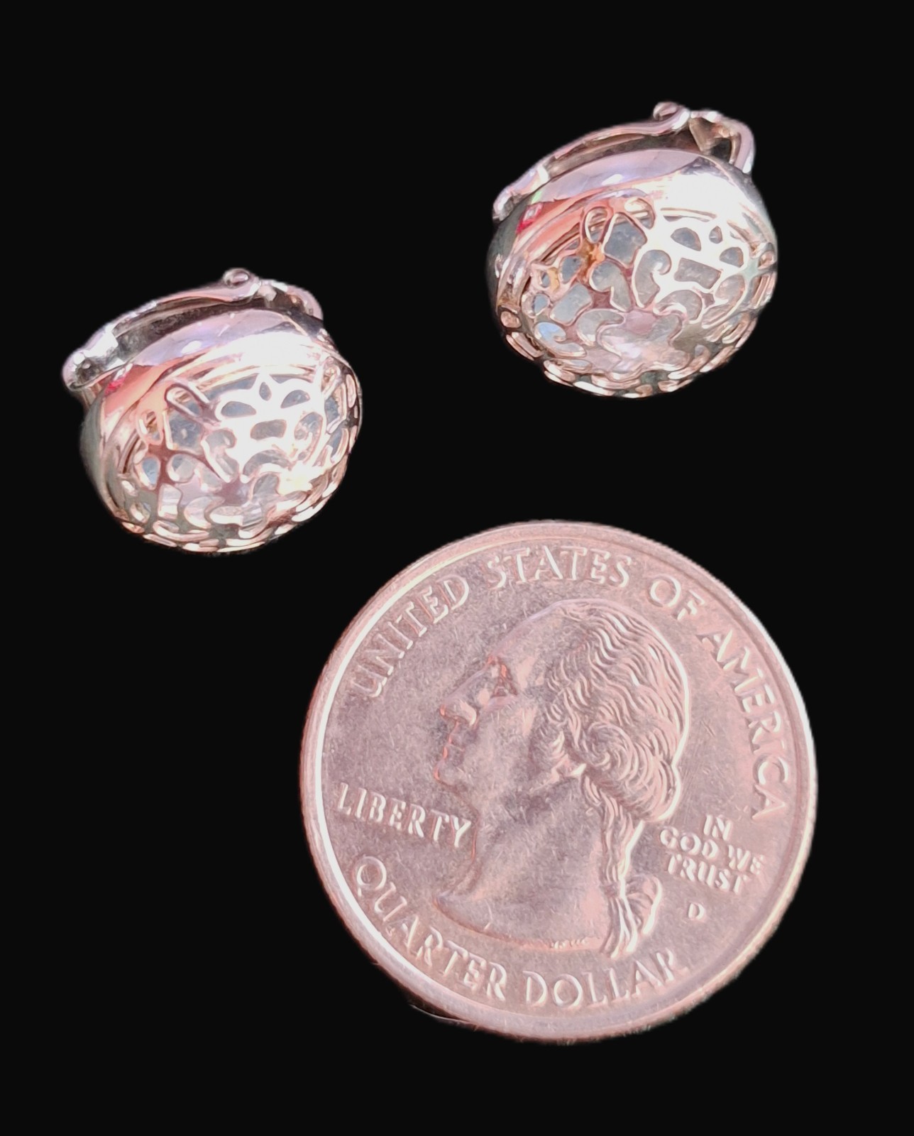 Vtg Avon Round Slver Filigree Button Style Clip Ons w Light Blue Inserted Stone