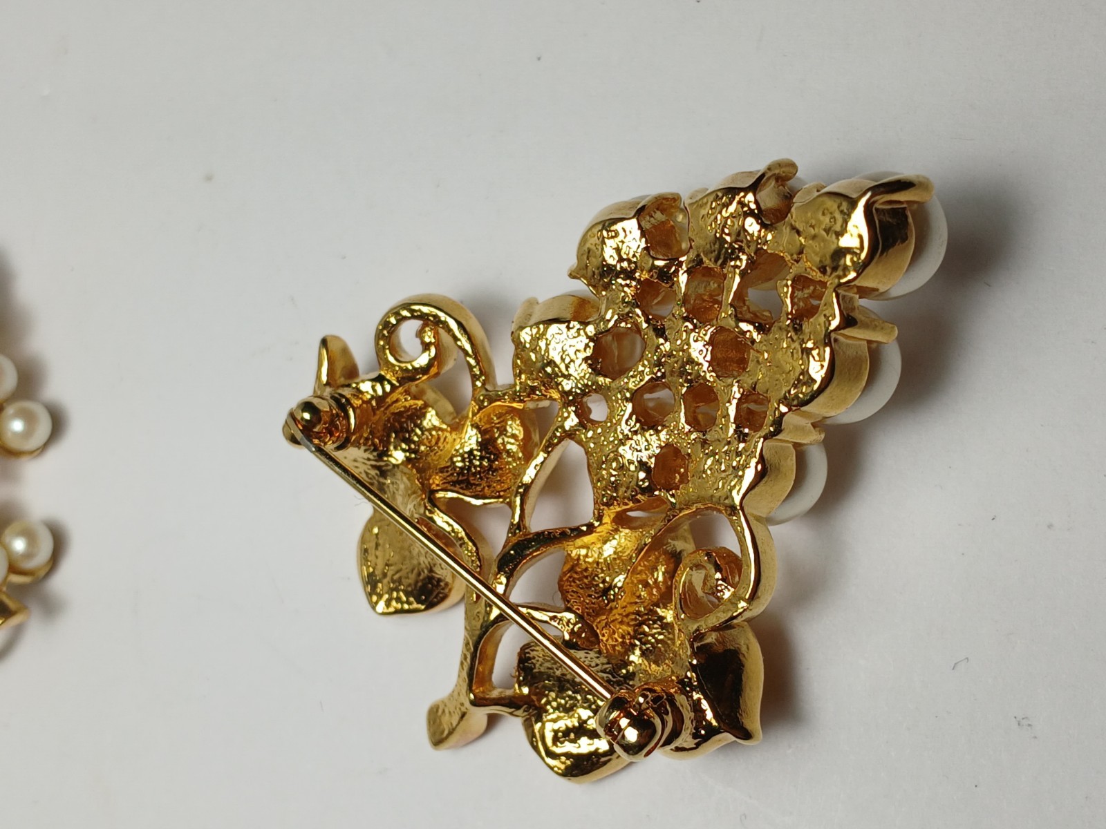 Vintage Pin/Brooch Bunch Of Grapes Gold Tone With Faux Pearls & Earrings