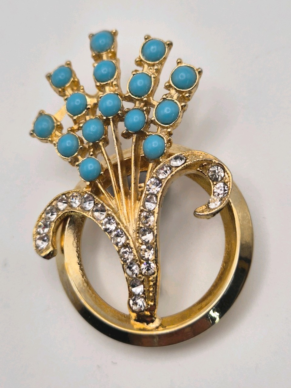 VINTAGE TURQUOISE GLASS CRYSTAL RHINESTONES GOLD TONE FLORAL BOUQUET BROOCH.