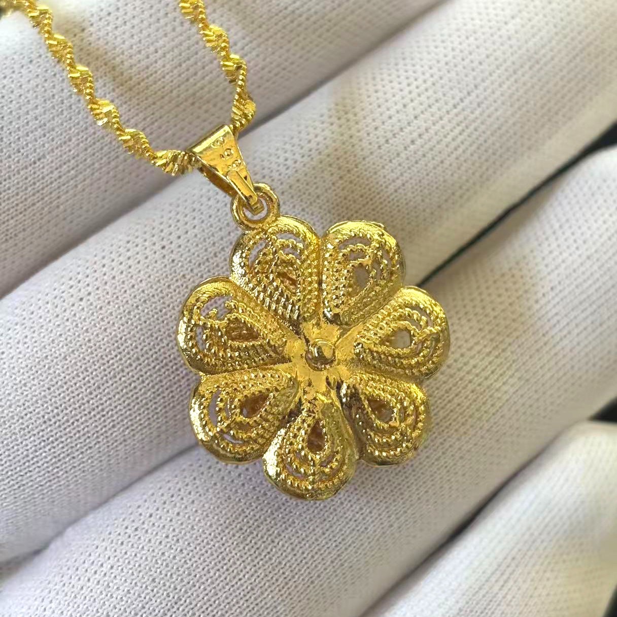 VTG Flower Hollowed-out Gold-plated (NOT SURE) Pendant Necklace, marked ‘999’