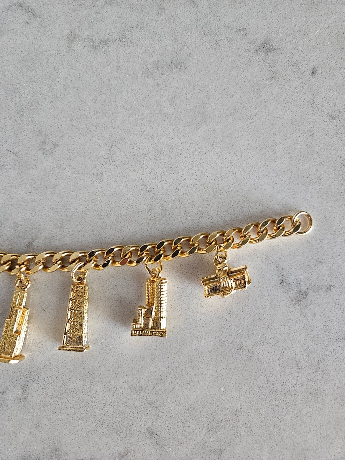 GOLD-TONE CHARM BRACELET WITH FAMOUS BUILDINGS IN CHICAGO CHARMS