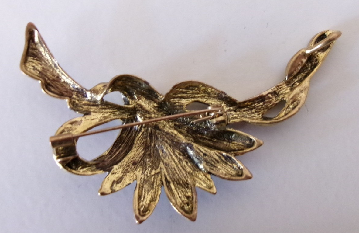 7 Vintage Pins Pinbacks Good Condition Costume Jewelry Lite Wear On Some