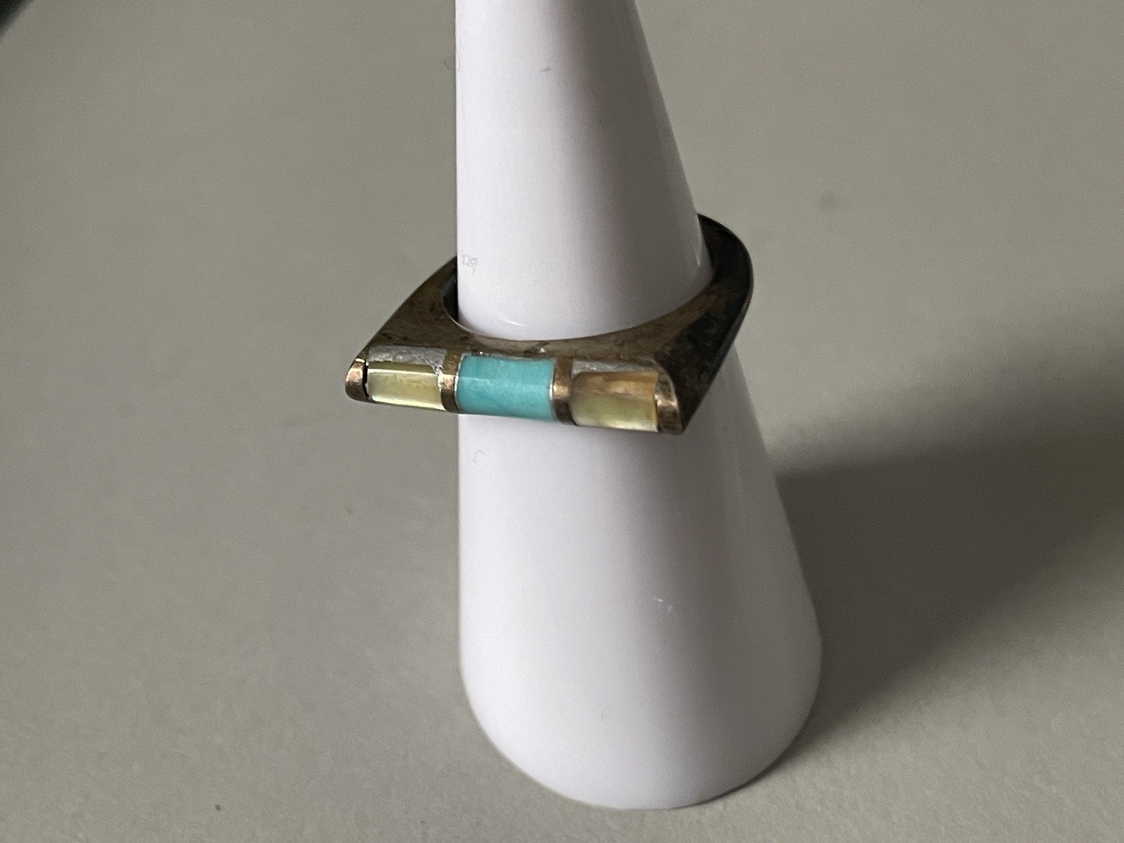 Turquoise & Shell/Stone Inlay Modernist Band Ring Unmarked Silver Tone Size 5.5