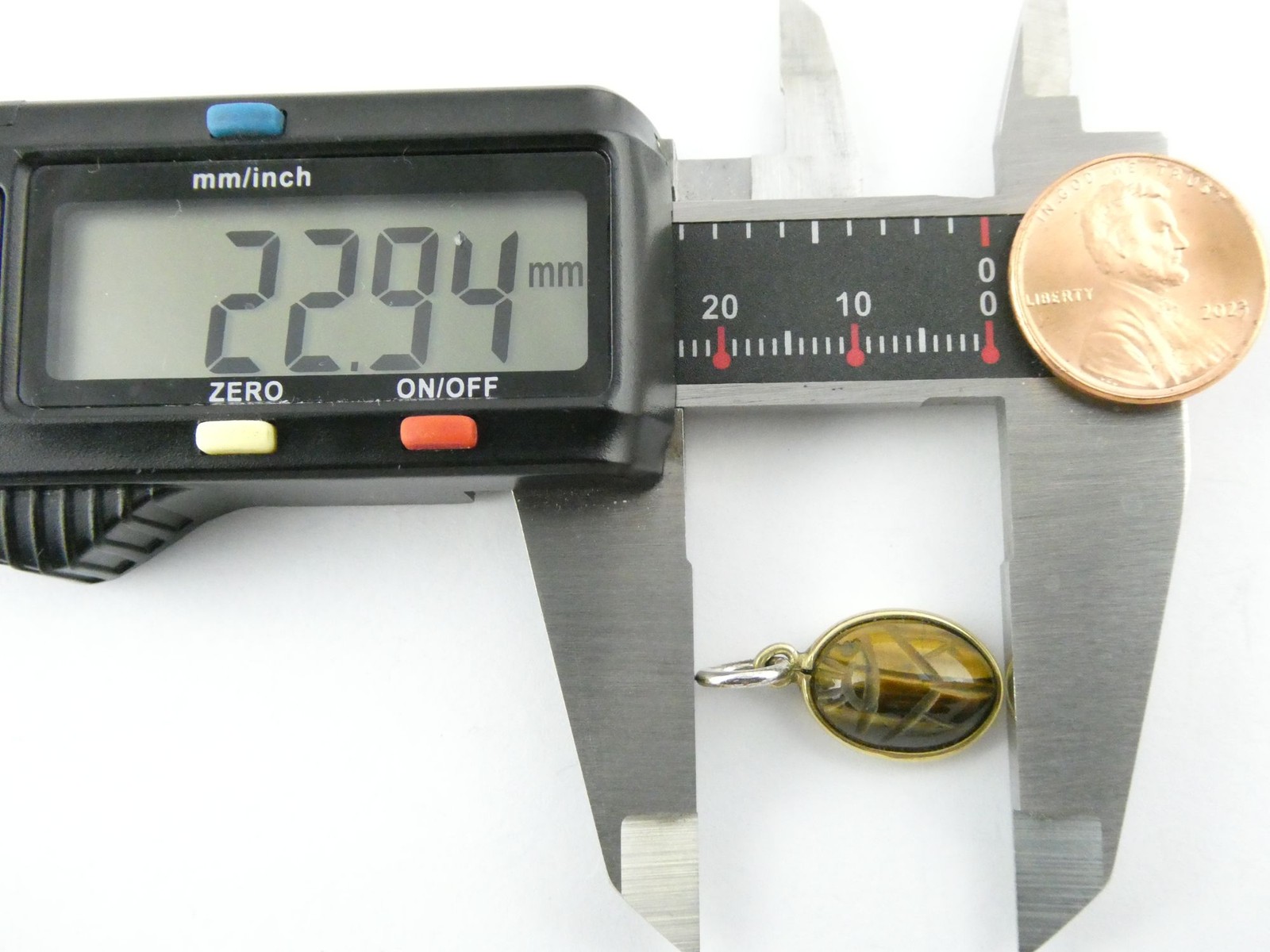 Vintage Unmarked Gold Fill Metal Tigers Eye Scarab Pendant Charm 1.8g .75 Inch