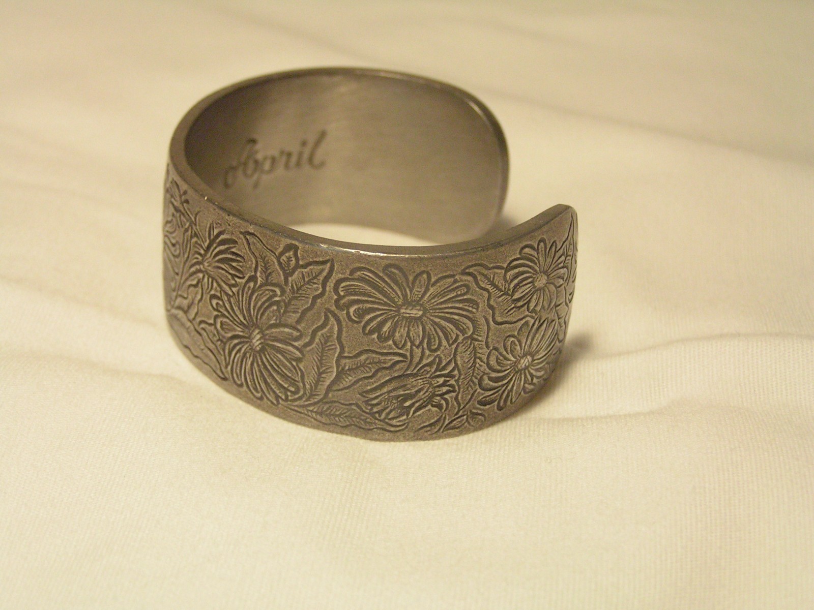 …Vintage SALISBURY Pewter April Flowers & Leaves Cuff Bracelet…