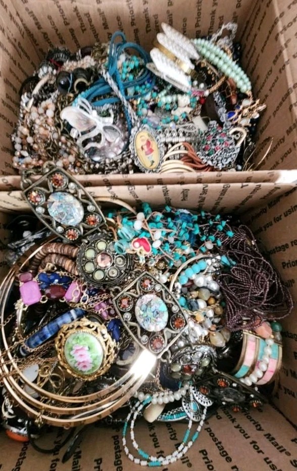 3 Pounds Jewelry Costume Vintage Mix LBS necklaces bracelets pins rings etc lbs