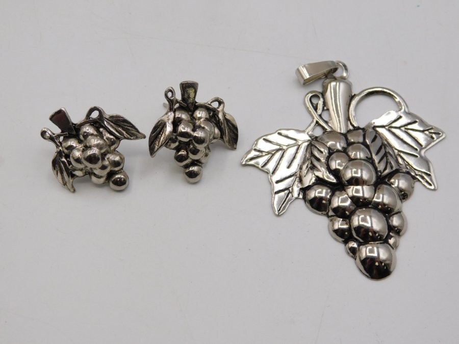 C322-VINTAGE PENDANT/PIERCED EARRINGS~SILVER TONE~GRAPE CLUSTERS