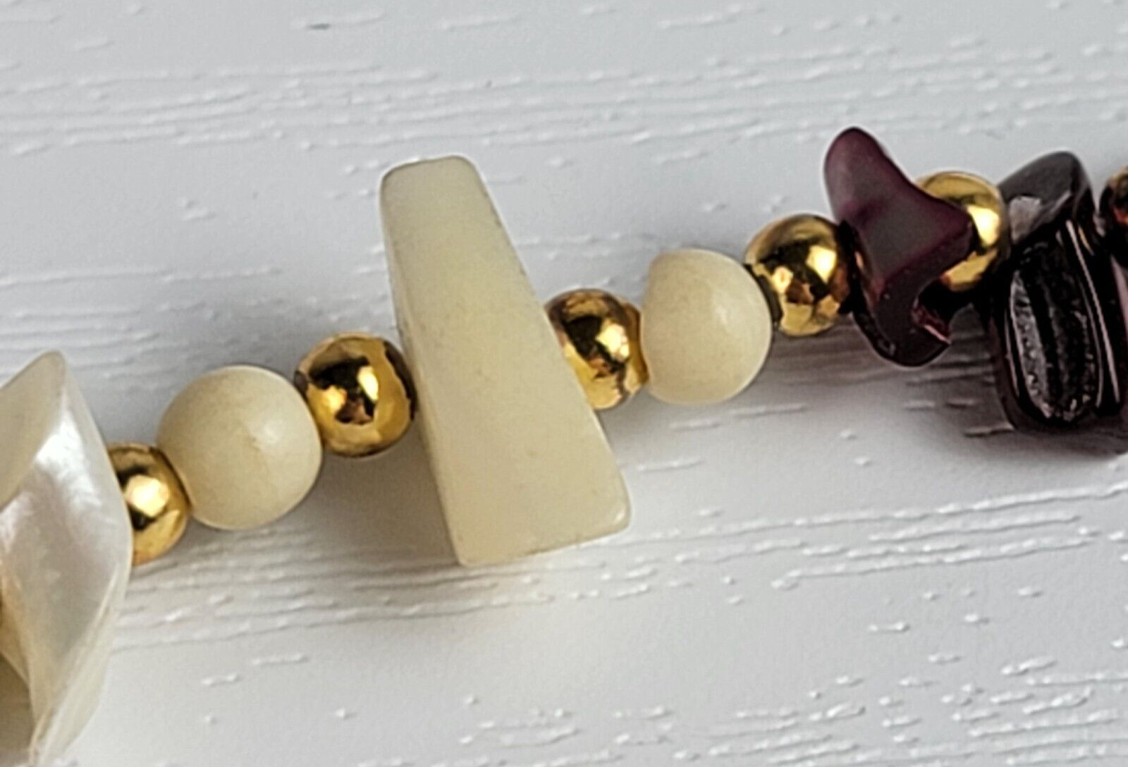 Gold-Tone Red Garnet And Mother Of Pearl Chip Beaded Necklace Cream Red 23.5 In