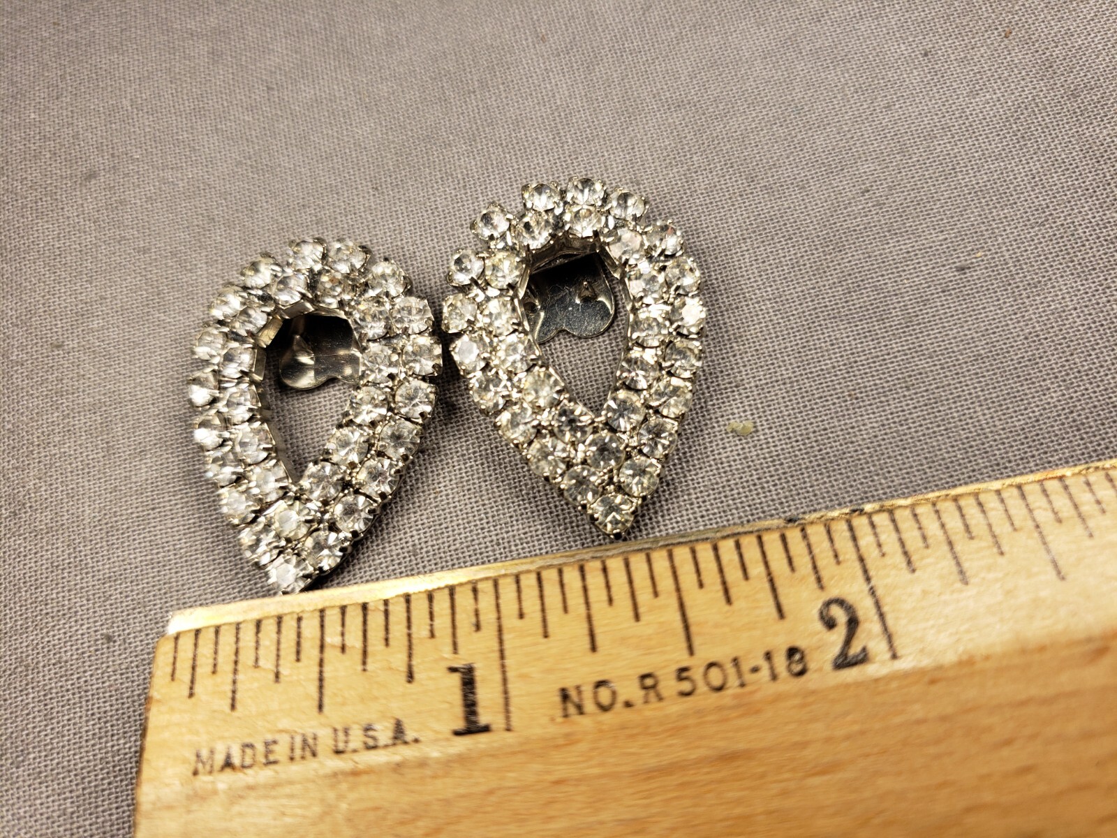 VINTAGE PRONG SET RHINESTONE TEARDROP METAL SHOE, SCARF CLOTHING CLIPS A53