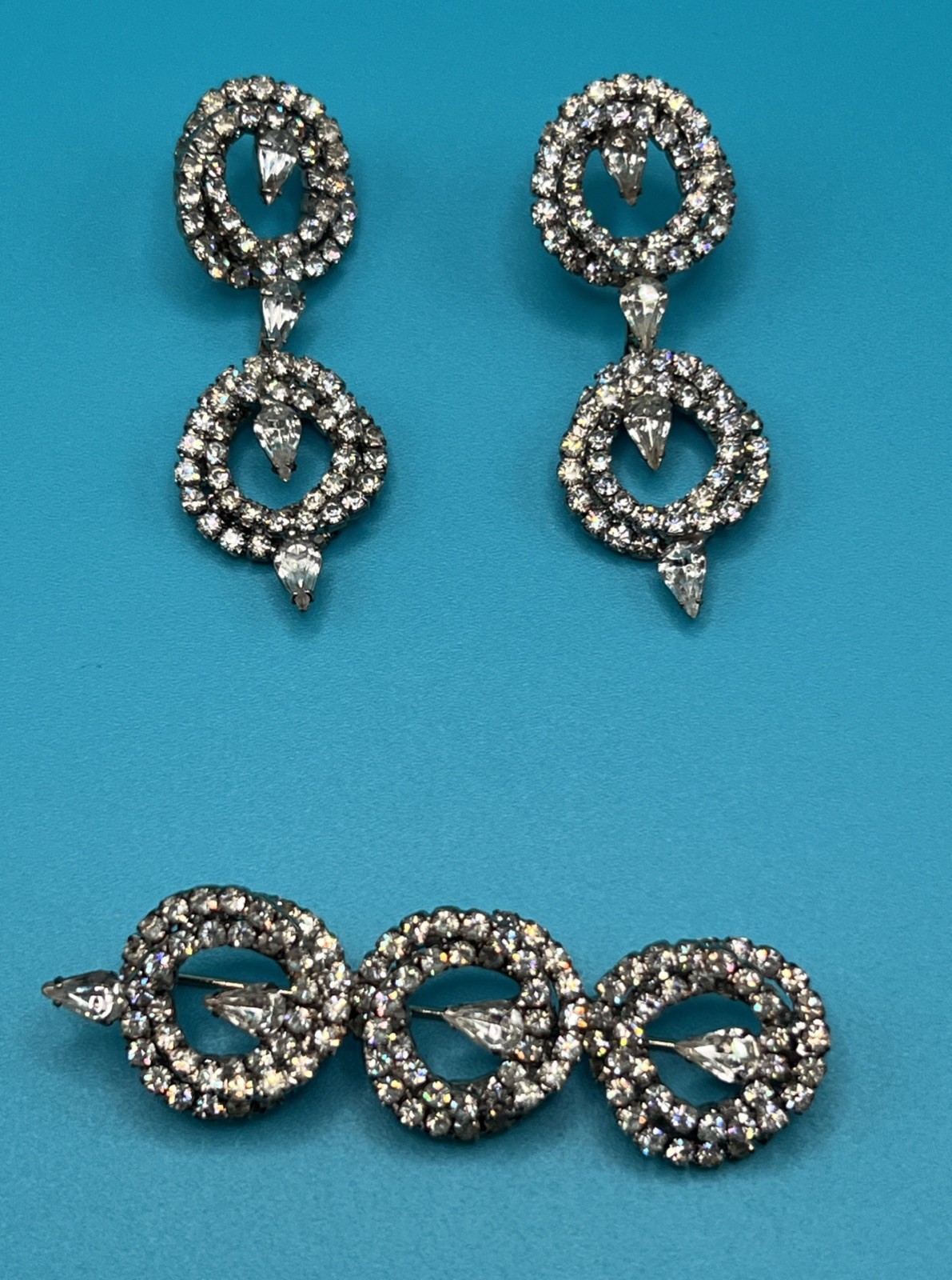 Beautiful Bright Vintage Glam Crystal Rhinestone Dangle Earrings And Brooch Set