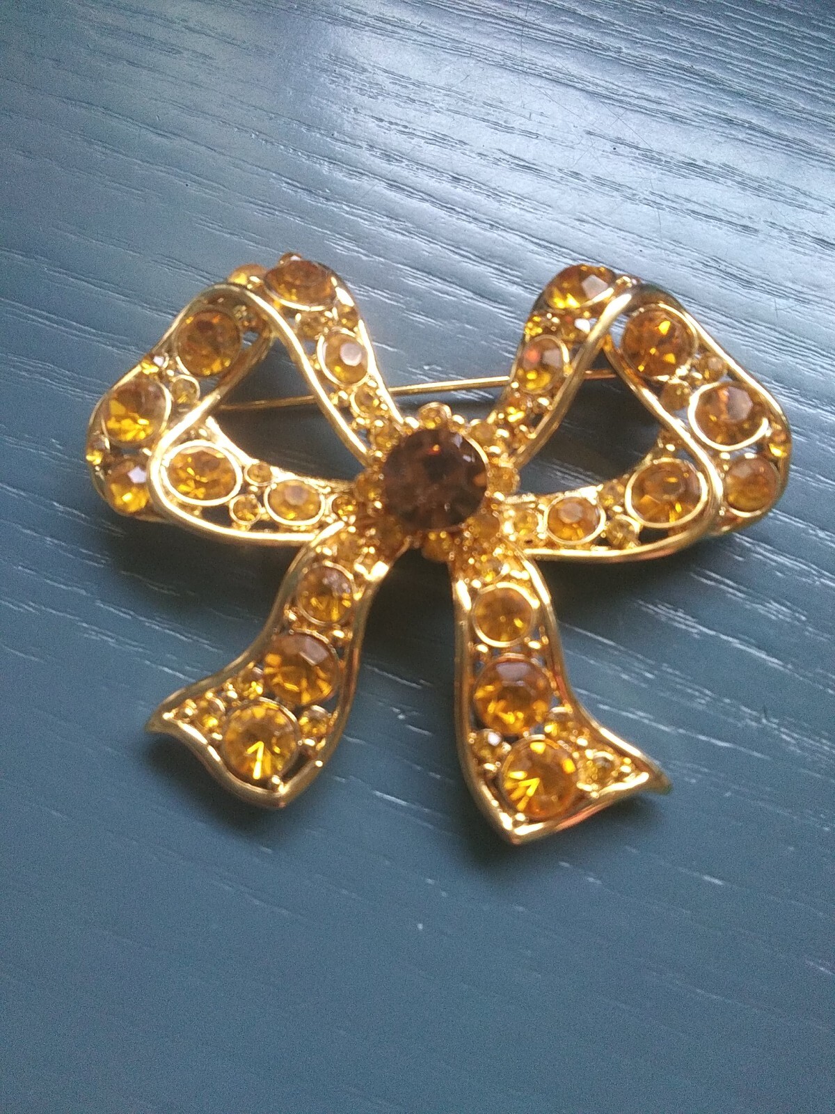Vintage Gold Tone Honey Amber Rhinestone Ribbon Bow Brooch Pin. J6019