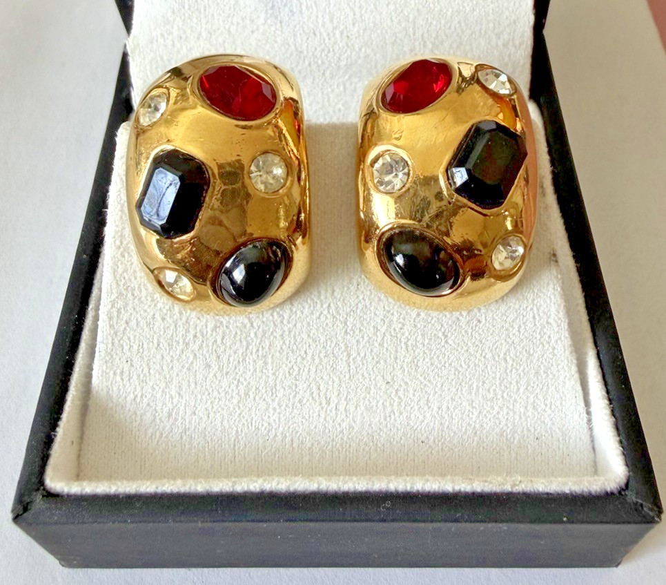 CINER VTG GRIPOIX Black Red Clear Glass Cabochon Rhinestone Hoop Clip Earrings