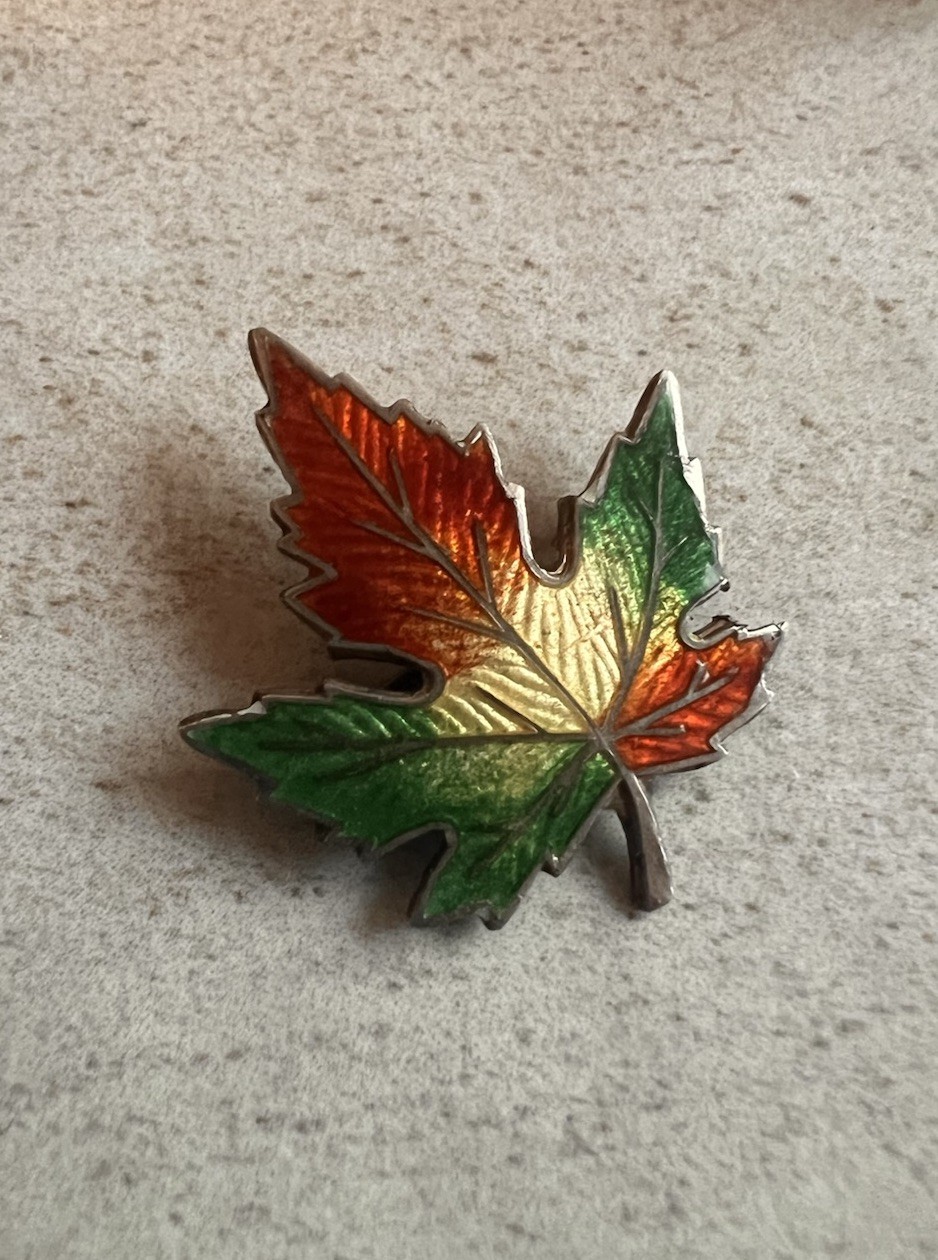 Maple Leaf Vintage Sterling Silver Lapel Pin Excellent! Enamel Fall Colors C3
