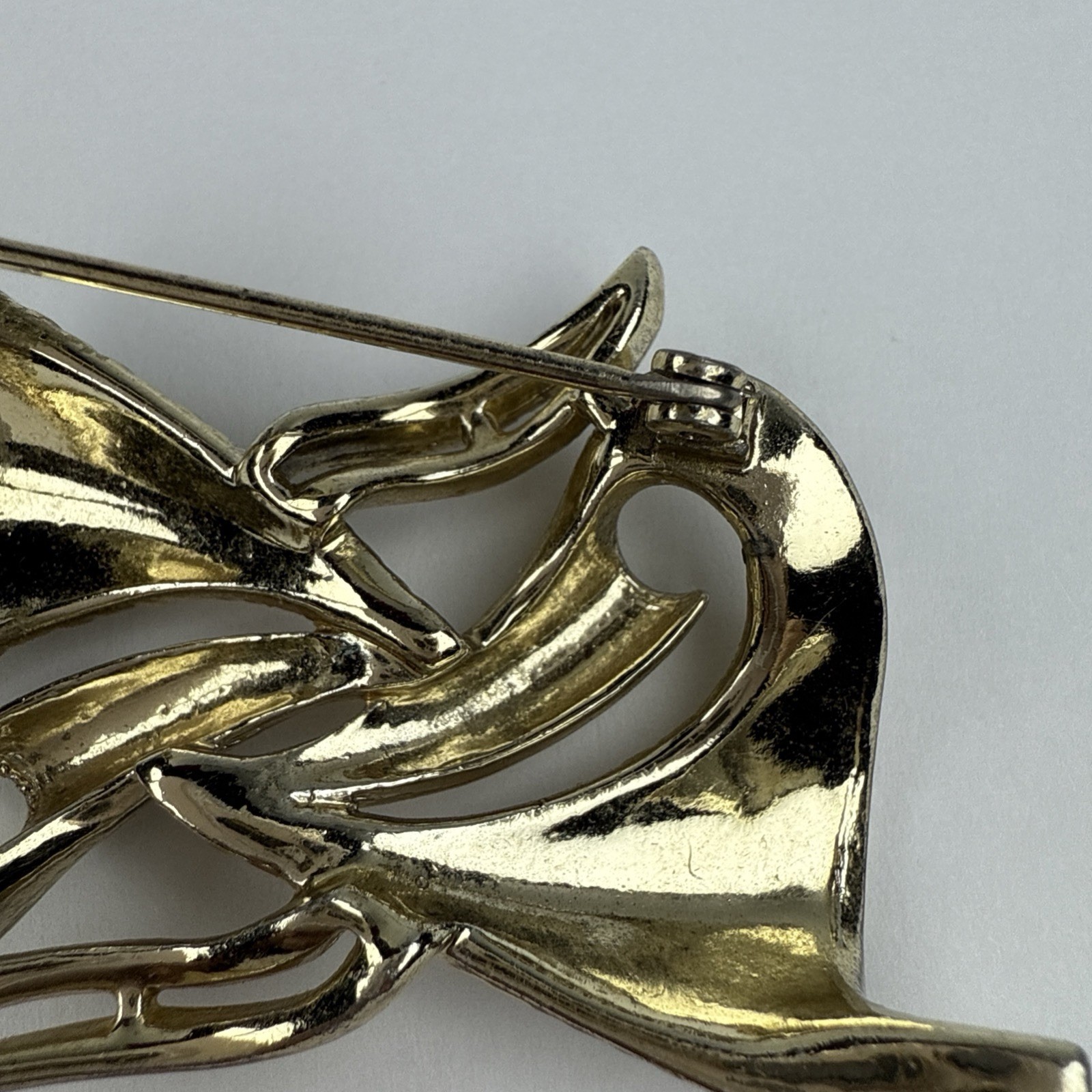 Vintage Gold Tone Brooch Textured Flowy Ribbons Unbranded 2”