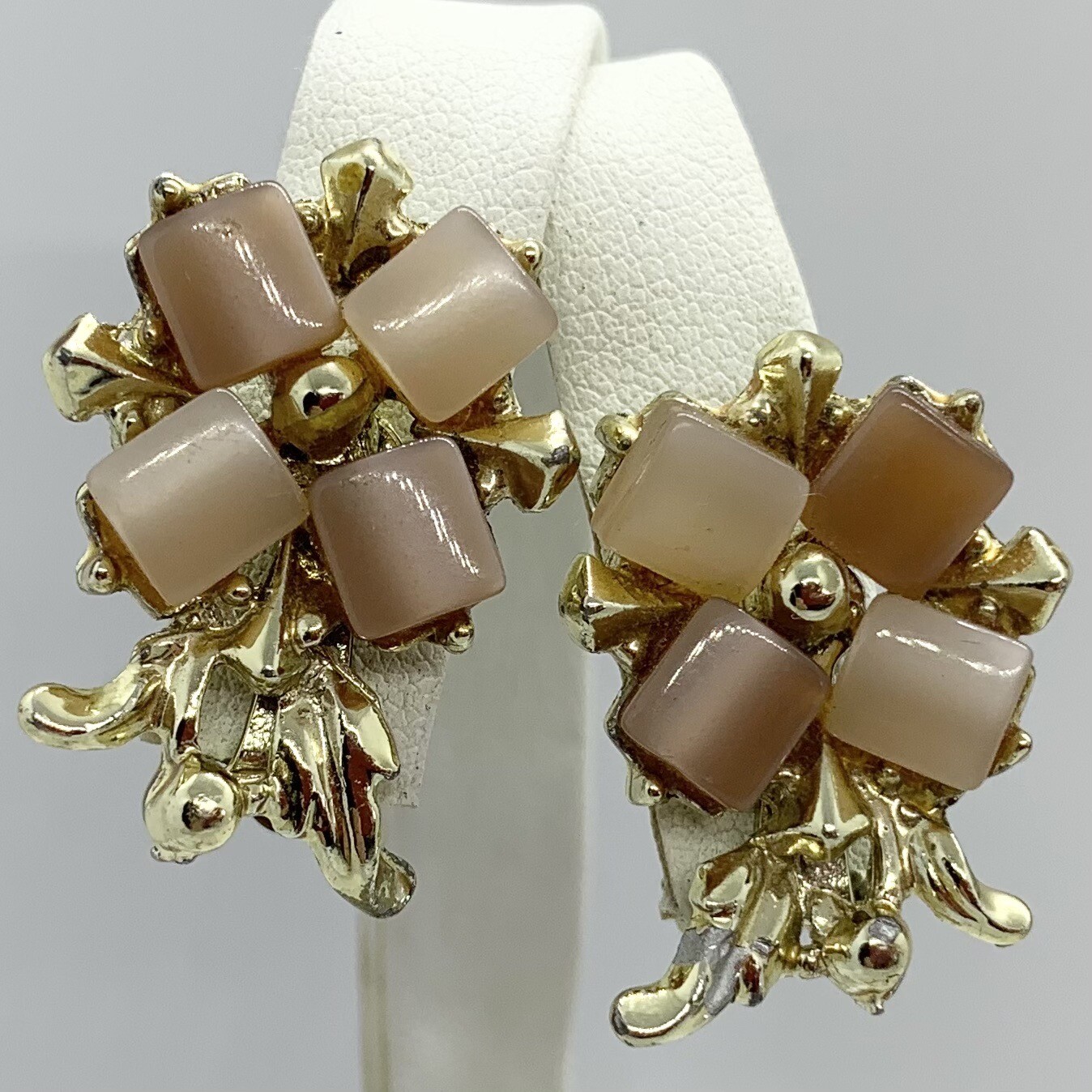 VTG 50s THERMOSET PLASTIC FLOWER PEACH BROWN GOLD EARRINGS CLIP-ON 1”