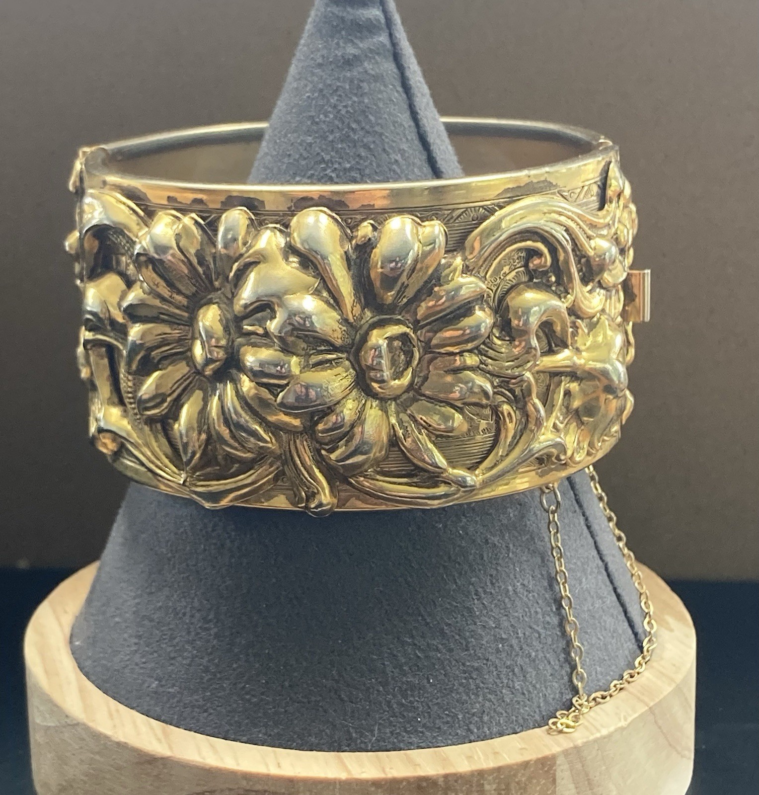 Vintage Bangle Bracelet Repousse Chunky Gold Tone 7” Signed Vargus Hinged READ