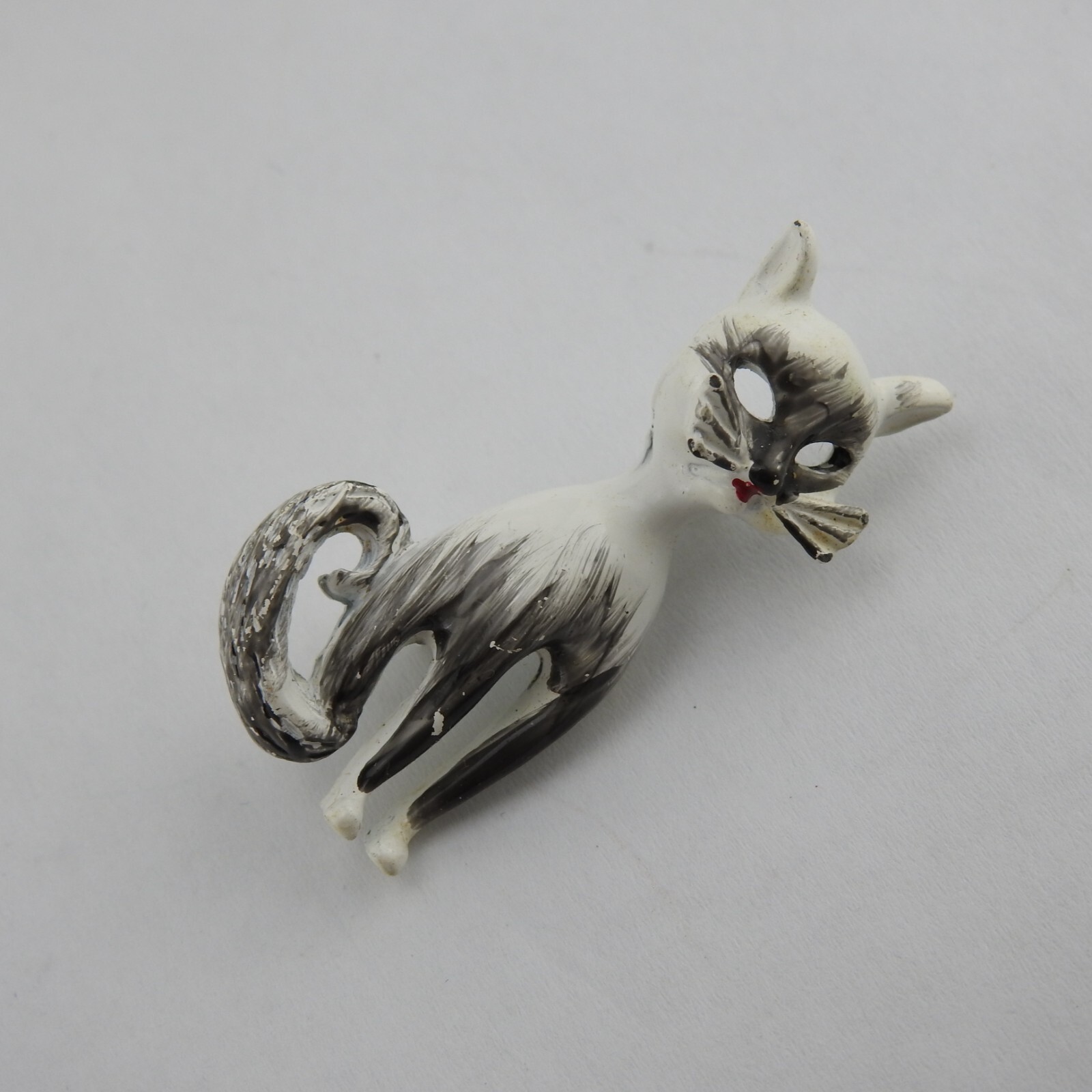 Vintage Cat Pin White & Black Painted Metal Un Marked 2″ Tall