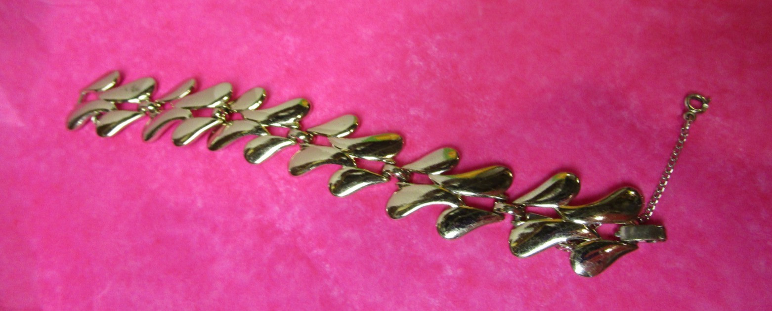Vintage MONET Silver Tone Chunky Teardrop Link Bracelet with Safety Chain 7.25in