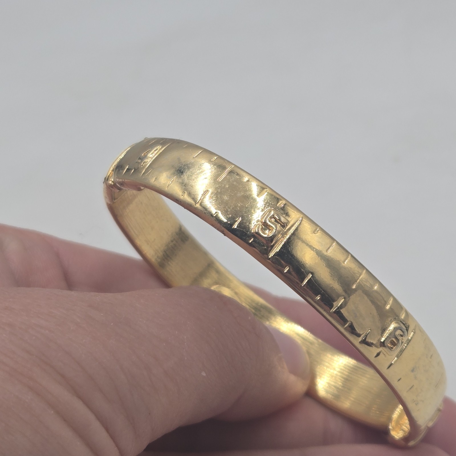 Vtg KJL Kenneth J Lane Unususal Goldplated Tape Measure Hinge Bangle Bracelet 7″