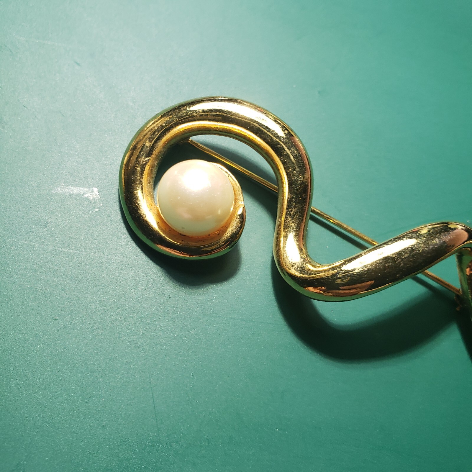 Vintage AVON Gold Tone Abstract Ribbon Swirl w/Pearl Brooch, Pin – Signed