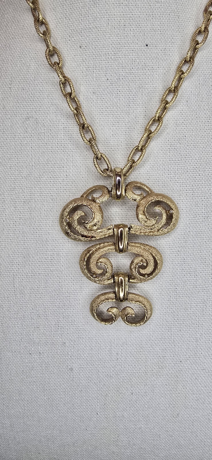 Vintage Gold Tone Chunky Chain Necklace Articulated Brushed Texture Pendant 20”