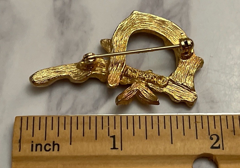 Vintage Gold Tone Signed Sarah Coventry Bamboo Letter P Brooch Pin YD-26