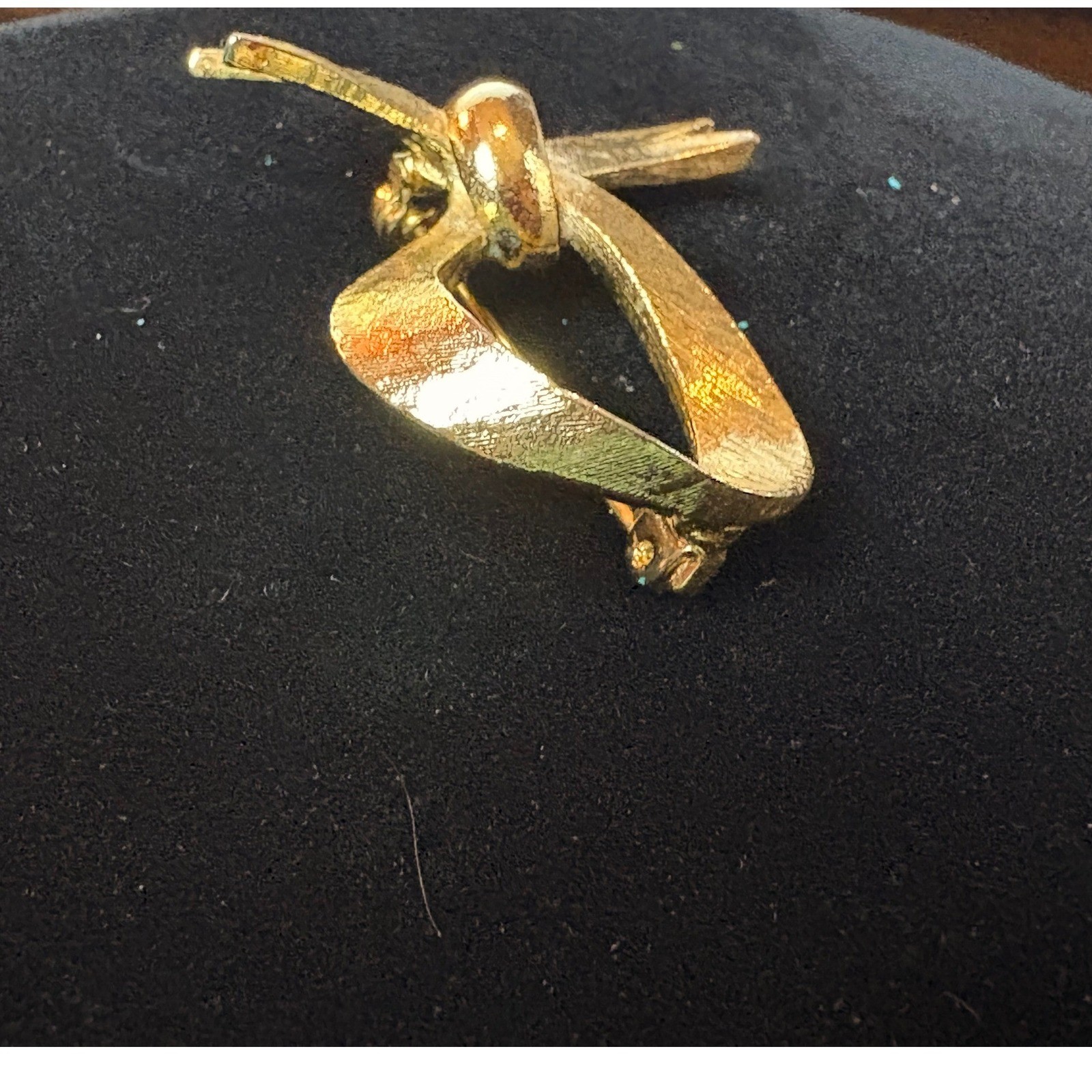 Vintage Gold Tone Textured Ribbon Bow Brooch Pin Classic Looped Design Accessory