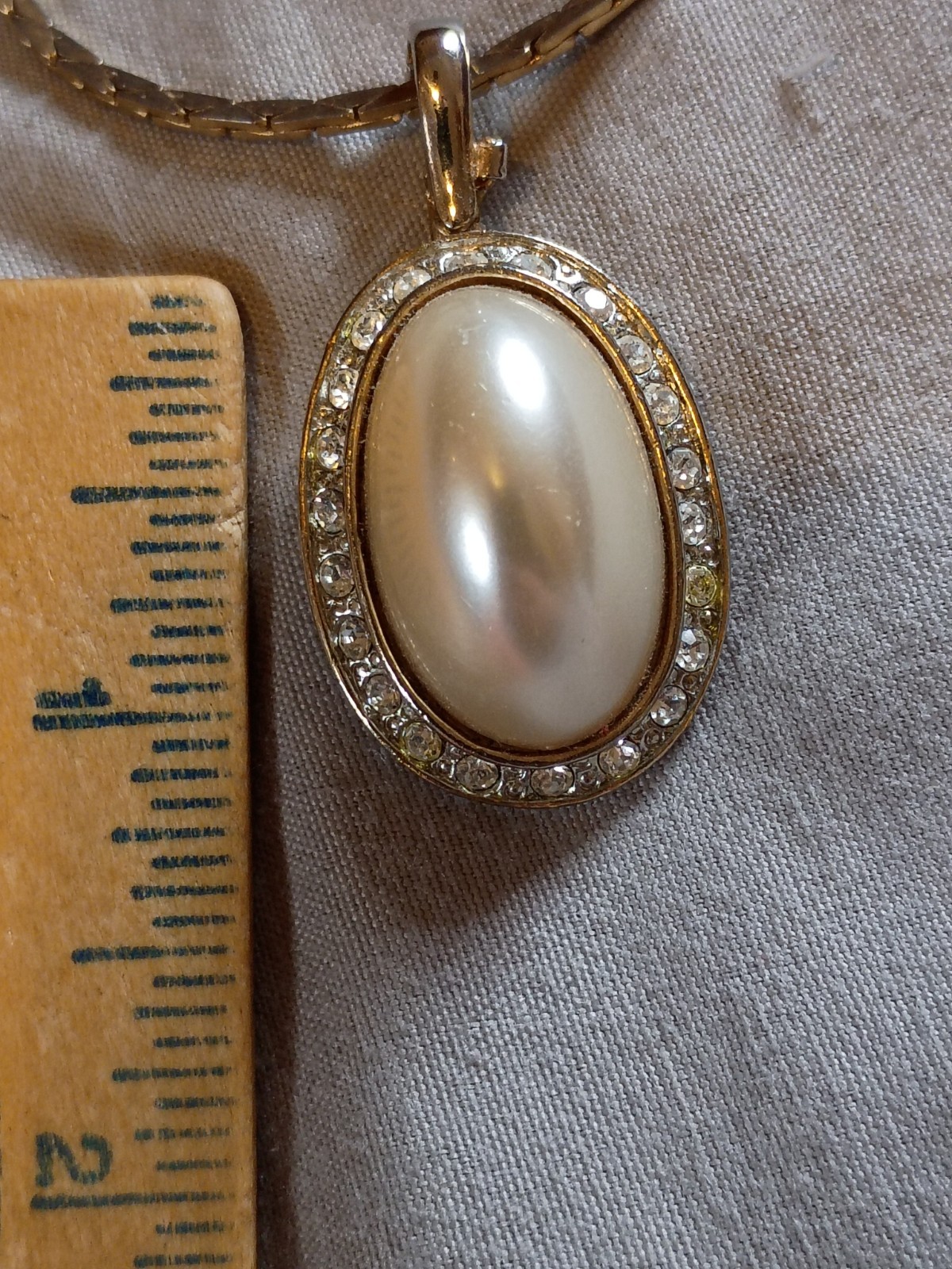 Vintage Faux Pearl Rhinestone Pendant With Korea Gold Plate Necklace.