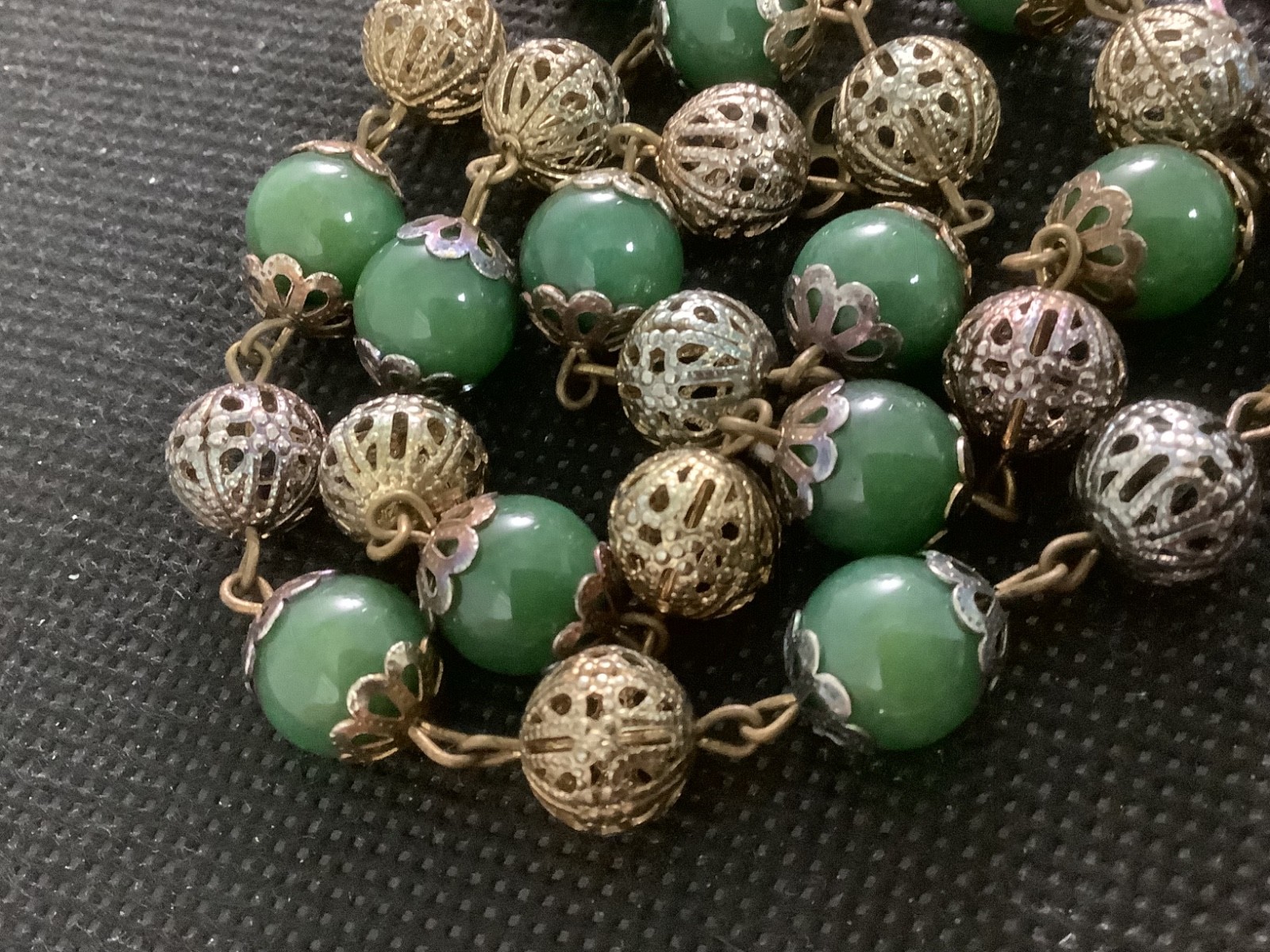 Vintage Art Deco vivid green Jade station beaded necklace 18″