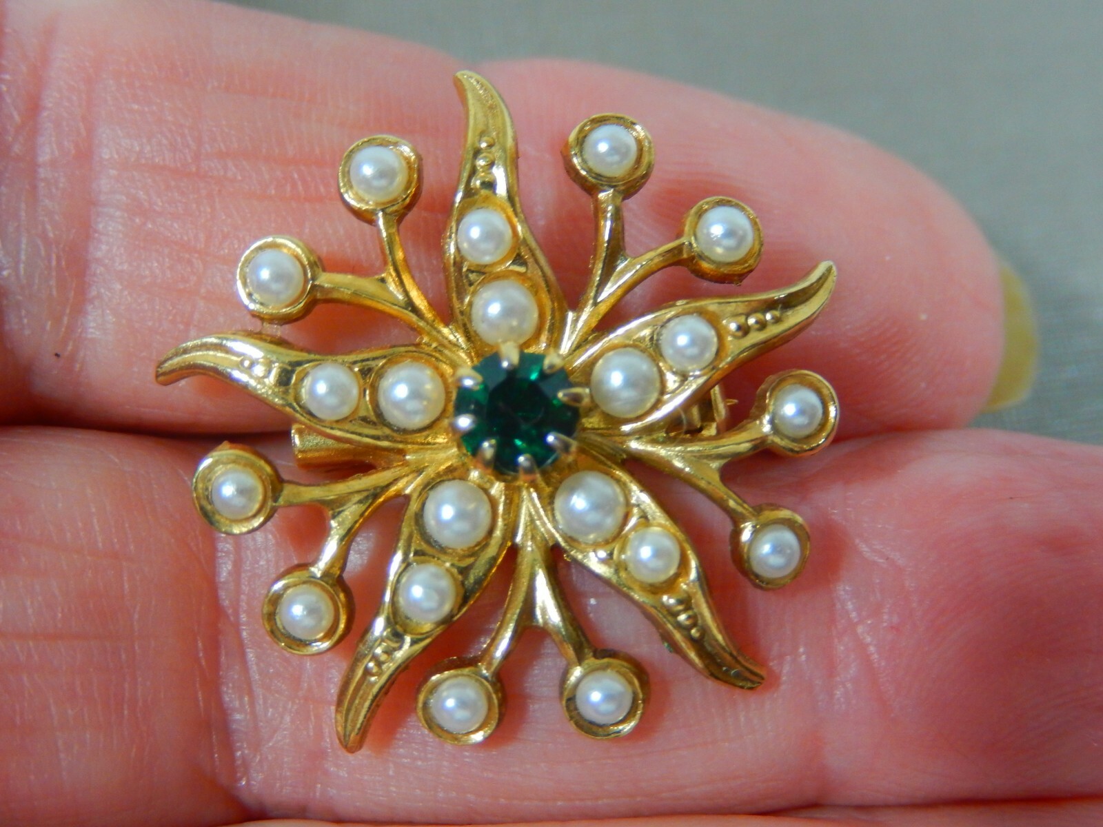 VICTORIAN REVIVAL VIVID GREEN RHINESTONESAND FAUX SEED PEARL LACE BROOCH PIN