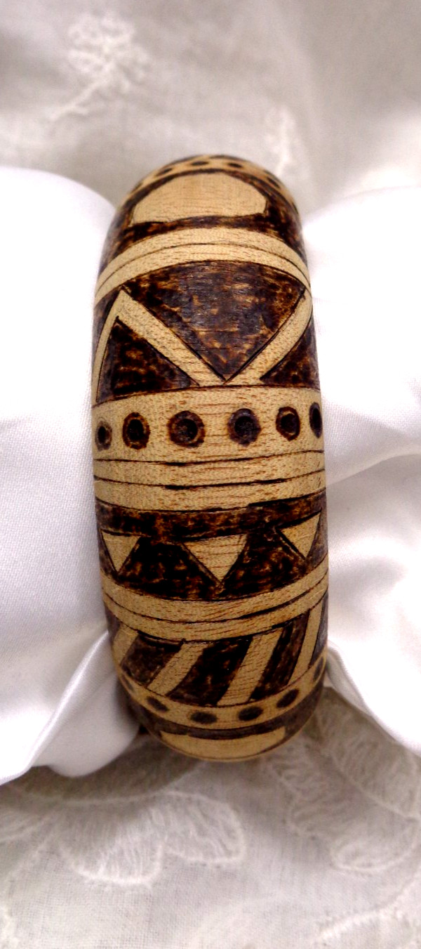 Vtg Estate Jewelry ~ 1″ Width BROWN WOOD Design Bangle Bracelet
