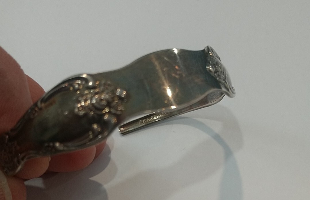VINTAGE WM.A. ROGERS ONEIDA LTD SILVERPLATED FLORAL SPOON CUFF BRACELET 5″