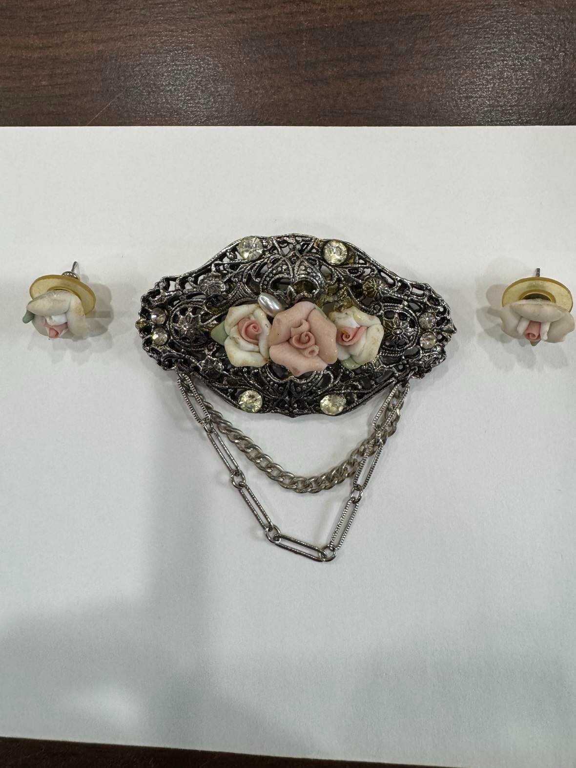 Vintage Brooch Chain & Flowers with Earrings Set – White/Pink Flowers