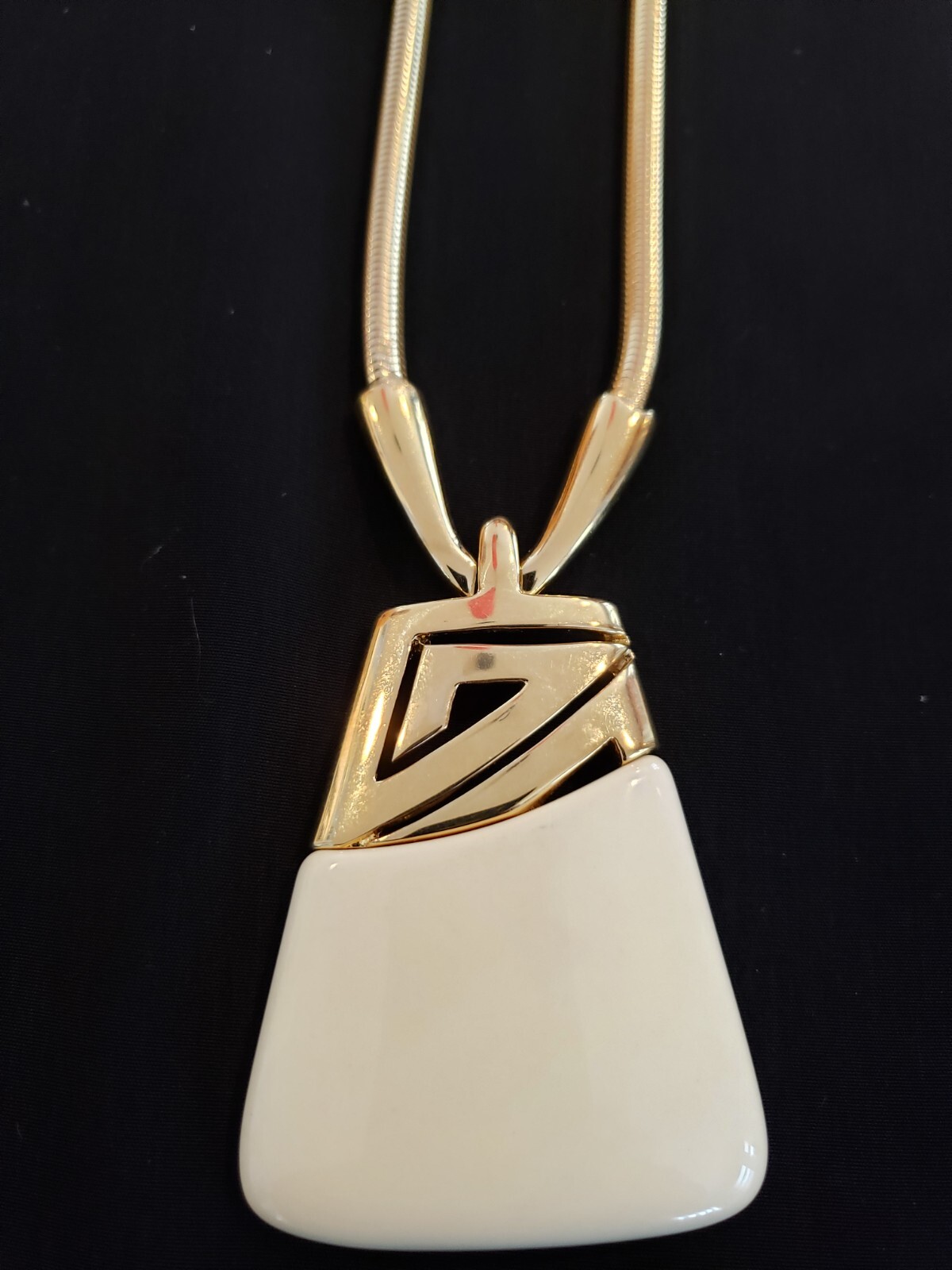Vintage Gold Tone TRIFARI Kunio Matsumoto Ivory Lucite Pendant Necklace