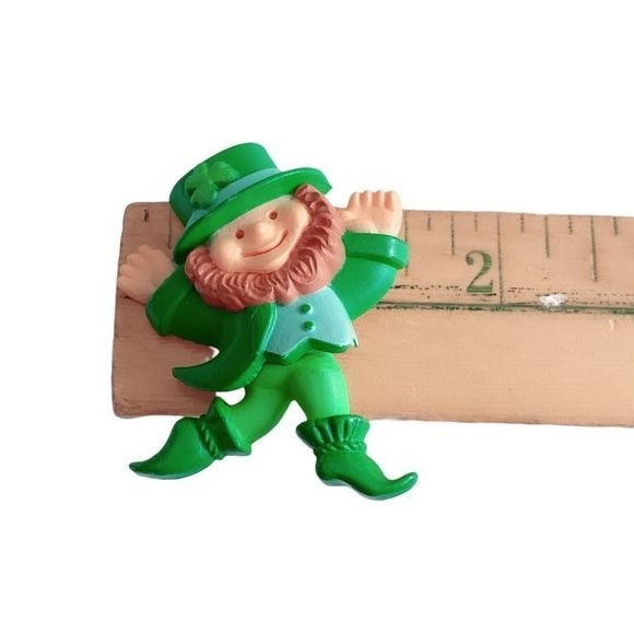 1982 Hallmark PIN St Patrick LEPRECHAUN Movement Vintage Irish Holiday Brooch
