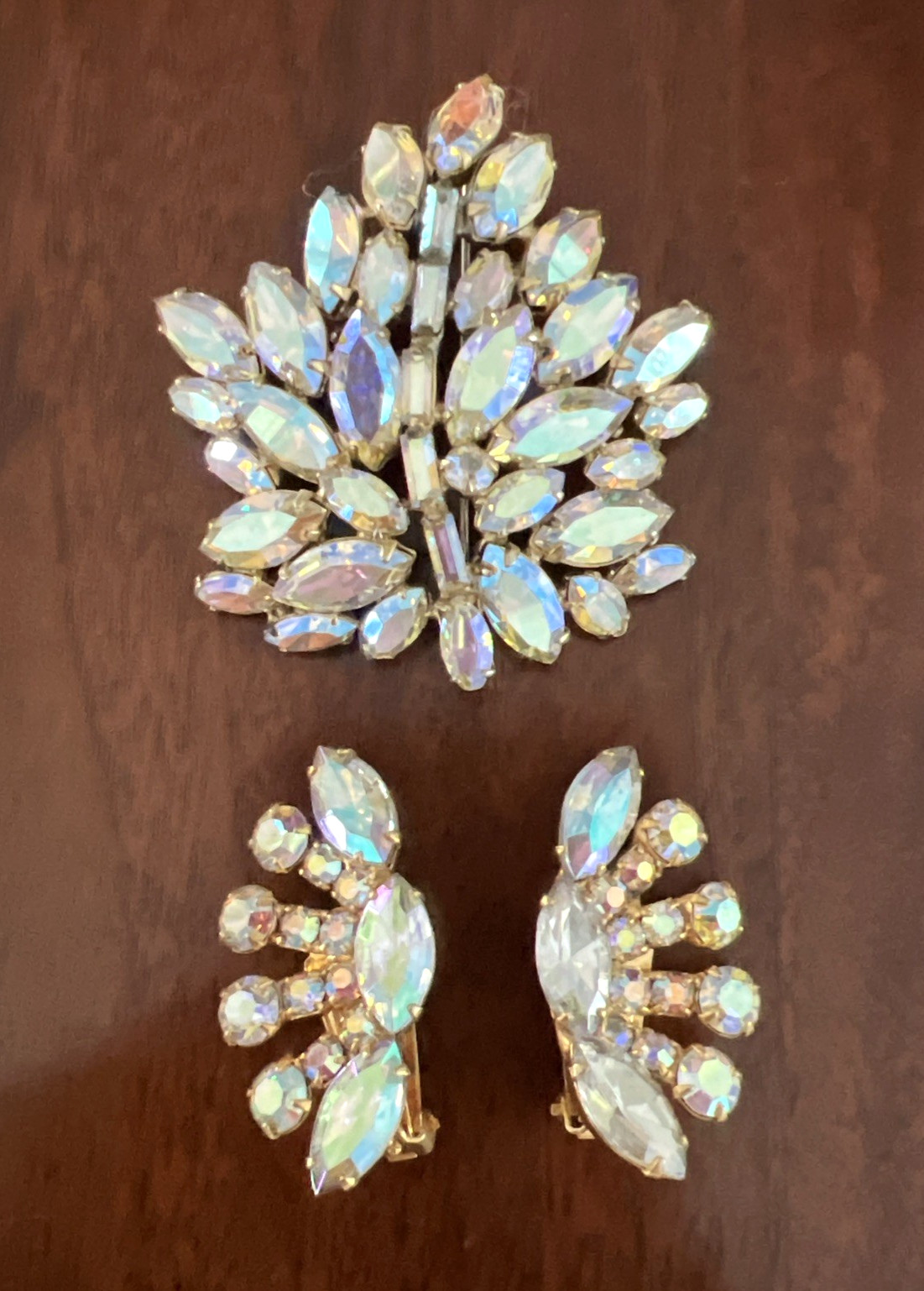 Vtg. 1940-60 SIGNED REGENCY AURORA BOREALIS RHINESTONE LEAF BROOCH & EARRING SET